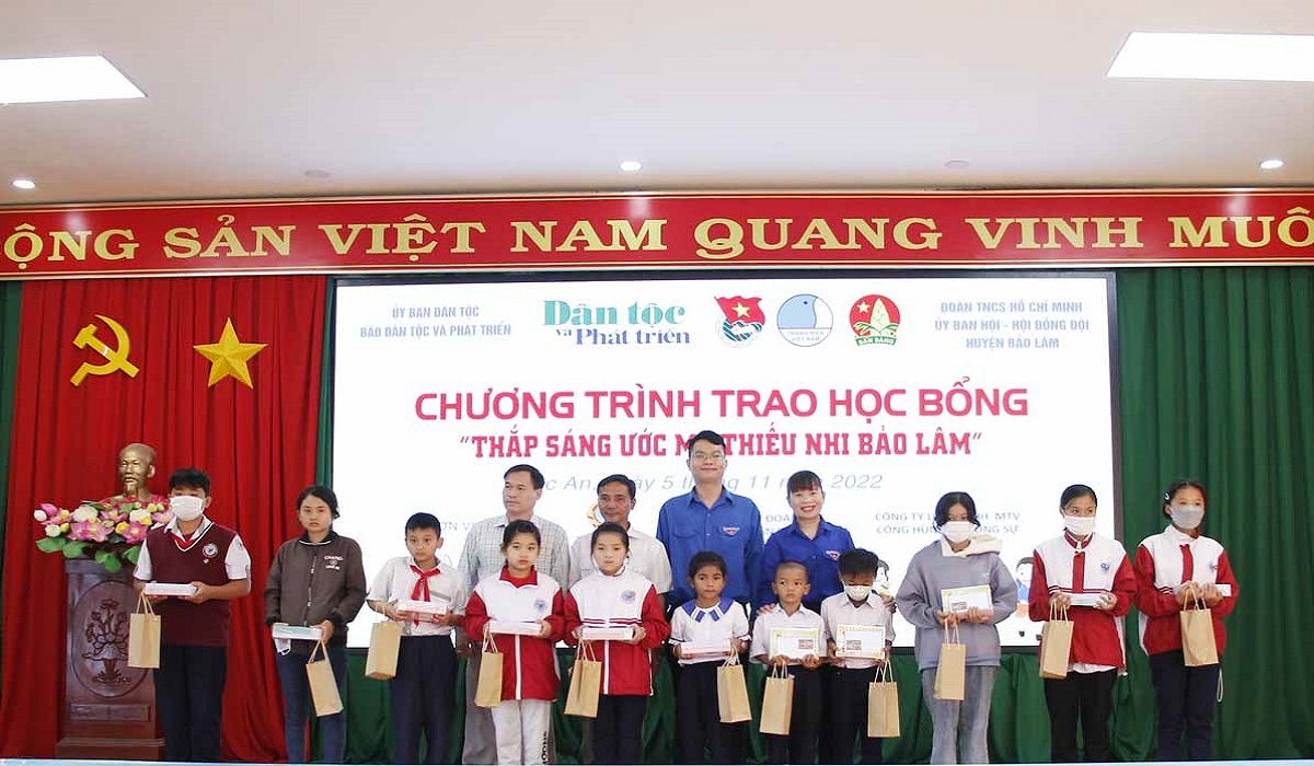 CasinoMCW tặng học bổng cho 50 trẻ em hoàn cảnh khó khăn 